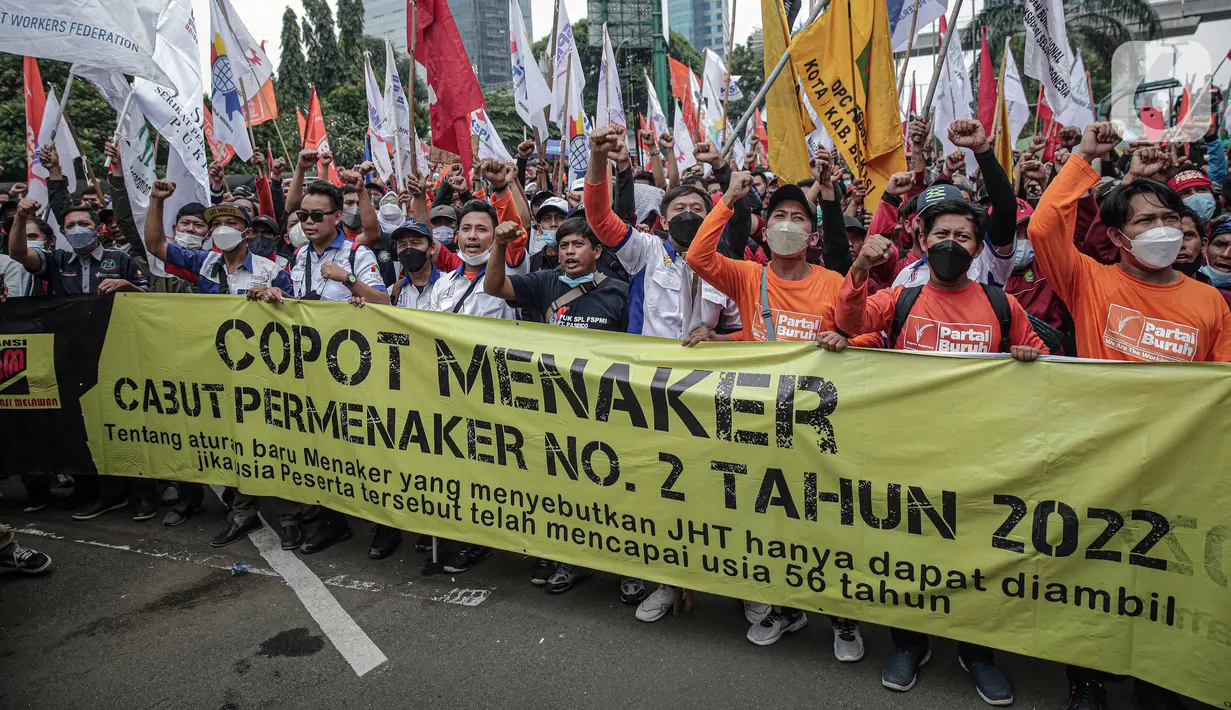 Buruh yang tergabung dalam Konfederasi Serikat Pekerja Indonesia berunjuk rasa di depan Kantor Kementerian Ketenagakerjaan, Jakarta, Rabu (16/2/2022). Buruh menuntut Permenaker Nomor 2 Tahun 2022 yang mengatur JHT baru bisa dicairkan pada usia 56 tahun segera dicabut. (Liputan6.com/Faizal Fanani)