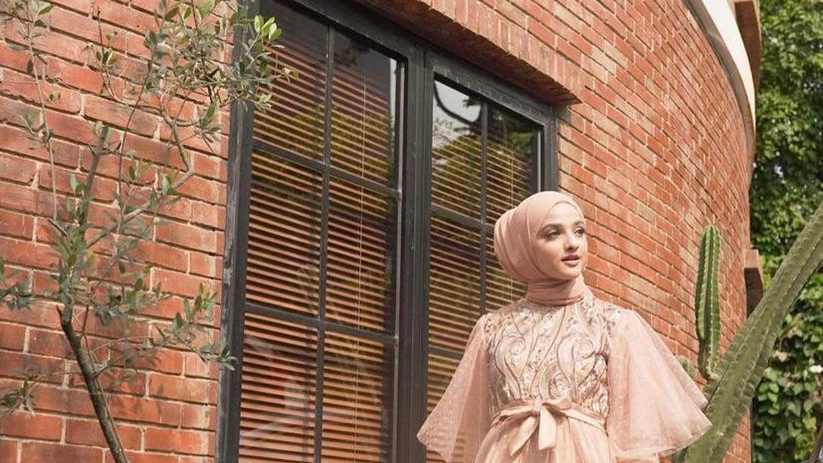 14 Model Baju Pesta Simple Elegan dengan Hijab Terbaru 2025