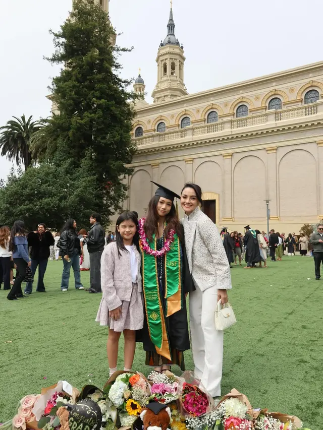 Gaya Ririn Ekawati Anggun Berkebaya Janggan, Hadiri Wisuda Putri Sulung yang Raih Cumlaude di San Francisco