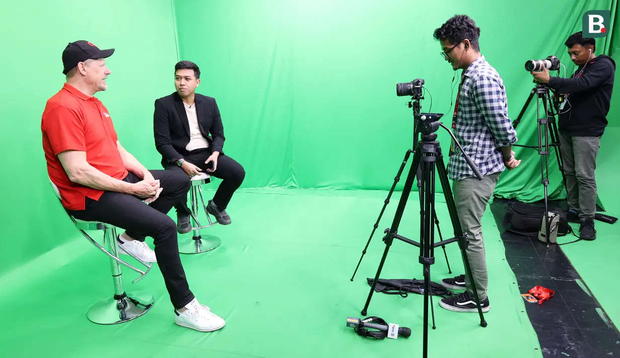 Suasana wawancara eksklusif awak media Bola.com dengan kiper legendaris Manchester United, Peter Schmeichel, di SCTV Tower, Jakarta, Jumat (4/8/2023). (Bola.com/M Iqbal Ichsan)