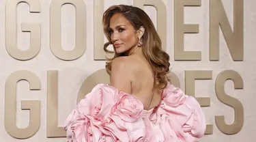 Penyanyi dan aktris AS Jennifer Lopez tiba untuk menghadiri ajang Golden Globe Awards tahunan ke-81 atau Golden Globes 2024 di hotel The Beverly Hilton di Beverly Hills, California, Minggu (7/1/2024). (Michael TRAN / AFP)