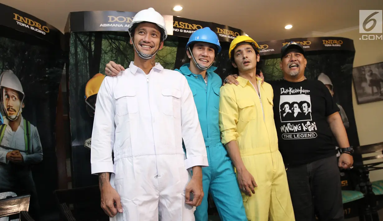 Pemain film Warkop DKI Reborn part II Tora Sudiro, Abimana Aryasatya, Vino G Bastian, dan Indro berfoto bersama saat syukuran di kawasan Duren Tiga, Jakarta, Selasa (15/08). (Liputan6.com/Herman Zakharia)