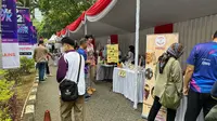 Lingkungan Gedung BRIN, Thamrin, Jakarta, mulai dipadati masyarakat yang ikut merayakan HUT. Mereka menyerbu stand UMKM untuk menikmati beragam jajanan yang tersedia. (Foto: Nanda Perdana Putra/Liputan6.com).