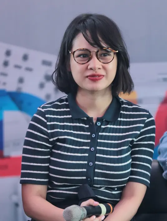 Penyanyi beraliran jazz itu sempat terkejut ketika didaulat untuk berkolaborasi dengan grup musik Scaller. Meski demikian, ia menyambut antusias kolaborasi tersebut lantaran belum pernah dilakukan sebelumnya. (Adrian Putra/Bintang.com)