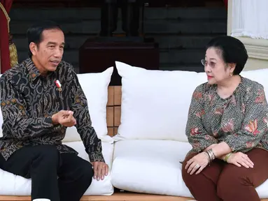 Presiden Joko Widodo (Jokowi) berbincang dengan Megawati Soekarnoputri di teras belakang Istana Merdeka, Jakarta, Senin (21/11). Pertemuan tersebut membahas kondisi politik nasional, ekonomi dan pilkada. (Biropres Kepresidenan/Laily)