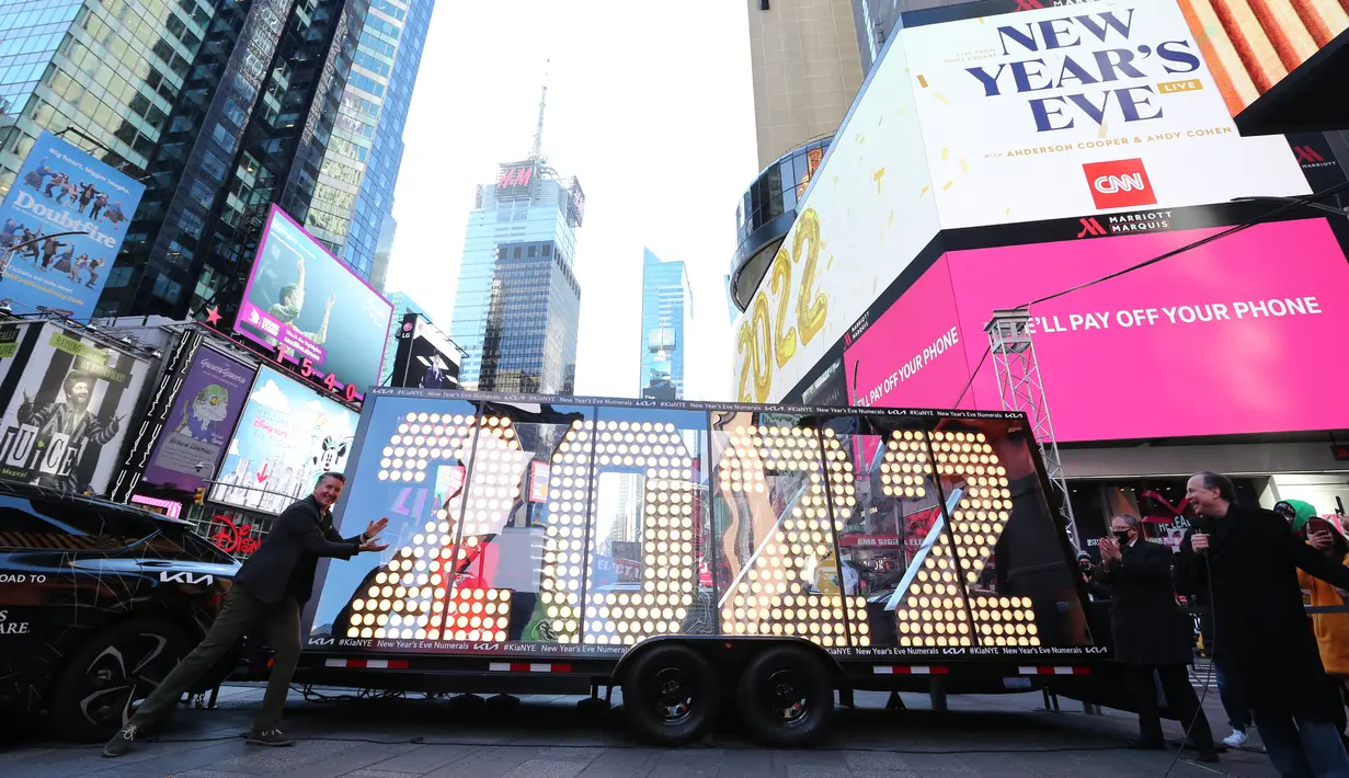 Tanda 2022 tiba di Times Square, New York, Senin (20/12/2021). Wali Kota New York City Bill de Blasio mengatakan keputusan akan diambil pada Natal pekan ini mengenai apakah NYC akan tetap mengadakan acara perayaan pergantian tahun seperti tahun-tahun sebelum pandemi. (ROB KIM/Getty Images via AFP)