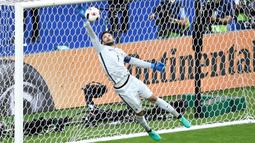 Hugo Lloris - Pemain Timnas Prancis ini mampu melakukan empat kali cleansheet sepanjang putaran final Euro Sepanjang 1020 menit pertandingan ia hanya mencatat sepuluh kali kebobolan. (Foto: AFP/Philippe Lopez)