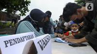Warga menjalani pendataan saat melakukan vaksinasi booster COVID-19 di Balai RW 04, Ciganjur, Jakarta Selatan, Senin (18/7/2022). Wajib vaksinasi ketiga atau booster COVID-19 untuk perjalanan dan masuk ke ruang publik diberlakuan untuk mengejar cakupan vaksin booster yang hingga saat ini baru mencapai 25,33 persen. (merdeka.com/Arie Basuki)