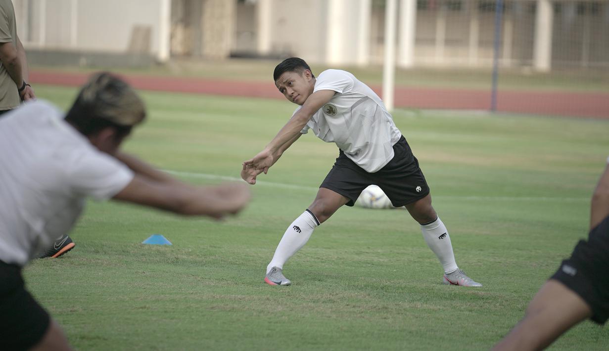 Pemain Timnas Indonesia, Febri Hariyadi, saat mengikuti sesi latihan perdana di Stadion Madya, Jakarta, Jumat (7/8/2020) sore WIB. Sebanyak 24 pemain Timnas Indonesia jalani latihan perdana dengan mengikuti protokol kesehatan. (dok.PSSI)