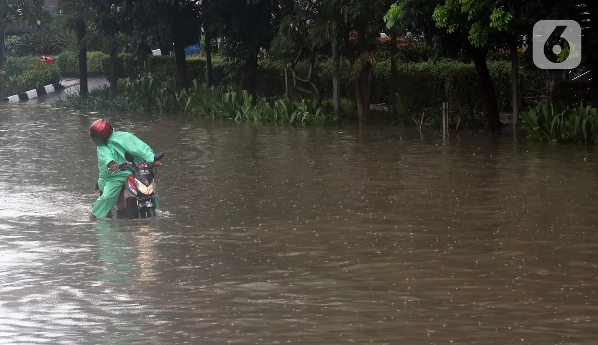 Kendaraan pengendara mogok saat menerobos genangan air di Jalan Di Panjaitan dekat Halte Transjakarta Cawang Soetoyo, Jakarta, Rabu (1/1/2020). Hujan yang mengguyur Jakarta sejak Selasa sore (31/12/2019) mengakibatkan banjir di sejumlah titik di Jakarta. (Liputan6.com/Helmi Fithriansyah)