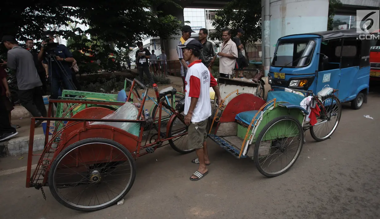 Sejumlah tukang becak yang berada di Kolong Flyover Bandengan Utara, Jakarta, Kamis (25/1). Diketahui, para tukang becak asal Jawa ini datang ke Jakarta untuk dilakukan pendataan oleh pihak Dinas Perhubungan dan Satpol PP. (Liputan6.com/Arya Manggala)