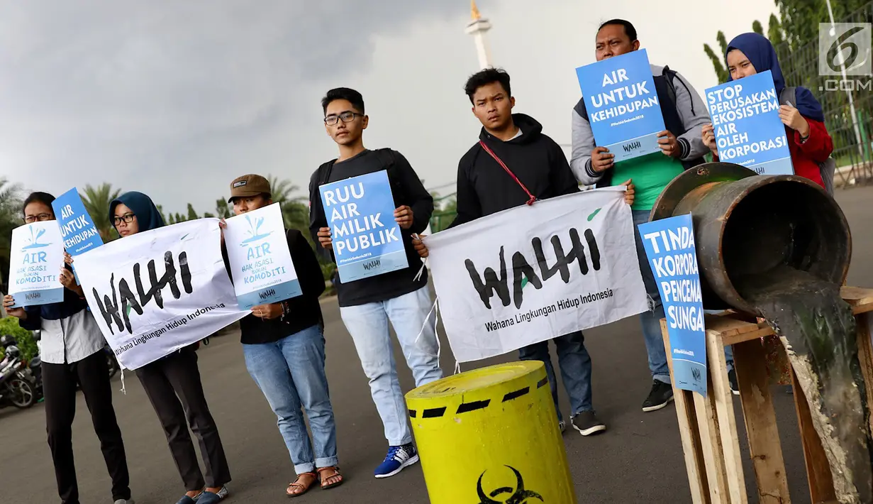Aktivis Wahana Lingkungan Hidup (Walhi) menggelar aksi terkait Hari Air Sedunia di depan Istana Negara, Jakarta, Kamis (22/3). Walhi meminta pemerintah dan masyarakat lebih memperhatikan dan menjaga ekosistem air. (Liputan6.com/Immanuel Antonius)