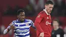 <p>Penyerang Manchester United, Wout Weghorst (kanan) mengontrol bola dari kawalan pemain Reading, Baba Rahman selama pertandingan putaran keempat Piala FA di Old Trafford di Manchester, Inggris, Minggu (29/1/2023). Kemenangan atas Reading membuat MU berhak melangkah ke babak selanjutnya. (AFP Photo/Oli Scarff)</p>