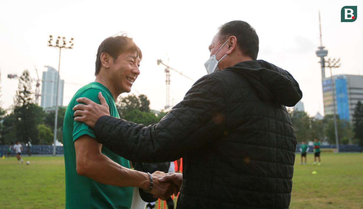<p>Pelatih kepala&nbsp;Timnas Indonesia U-20, Shin Tae-yong (kiri) berjabat tangan dengan Ketua Umum PSSI,&nbsp;Mochamad Iriawan saat latihan persiapan Kualifikasi Piala Asia U-20 2023 yang berlangsung di Lapangan A Gelora Bung Karno, Jakarta, Selasa (30/08/2022). (Bola.com/Bagaskara Lazuardi)</p>