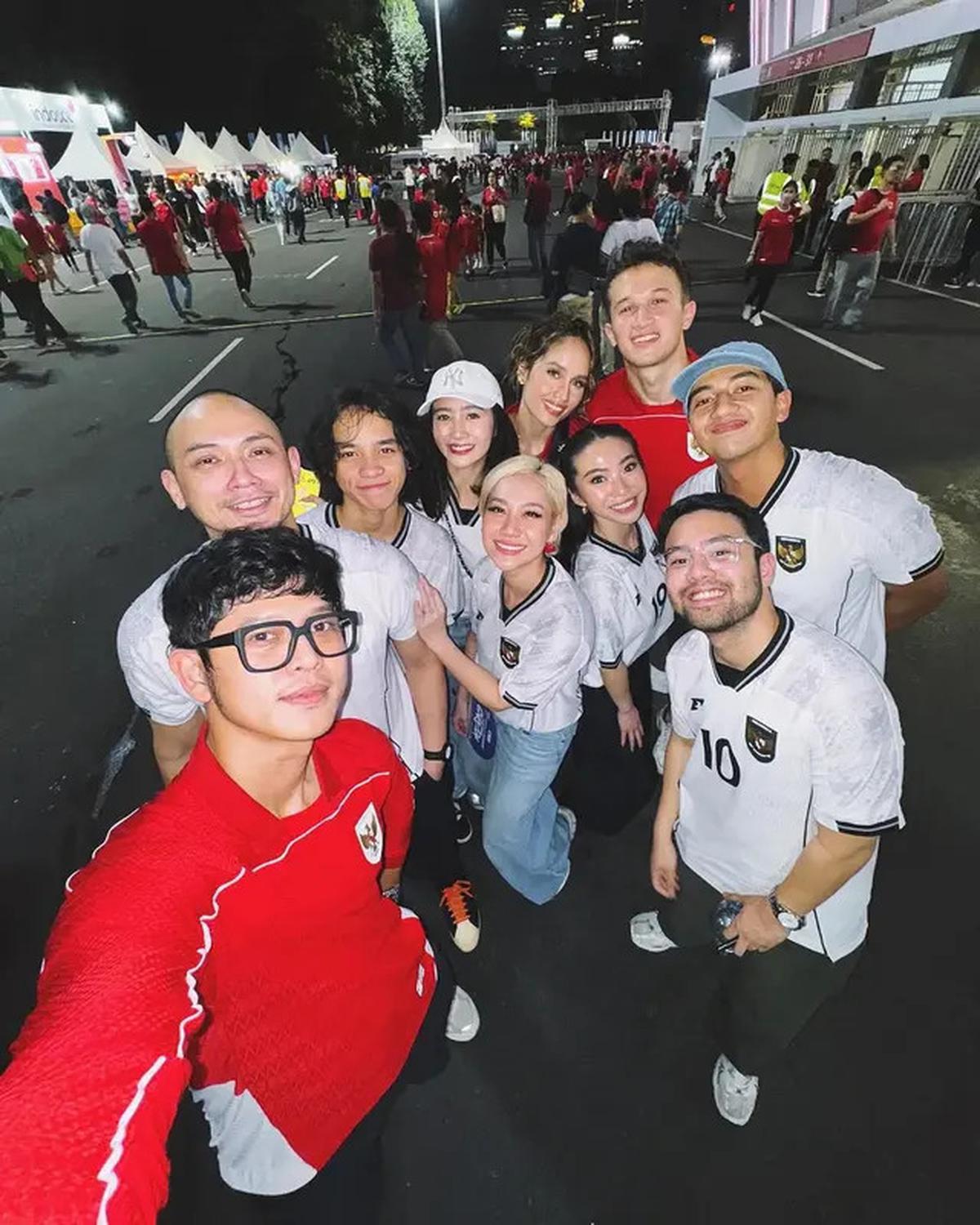 6 Potret Febby Rastanty Nonton Timnas Bareng Teman Artis, Suami Sedang Bertugas
