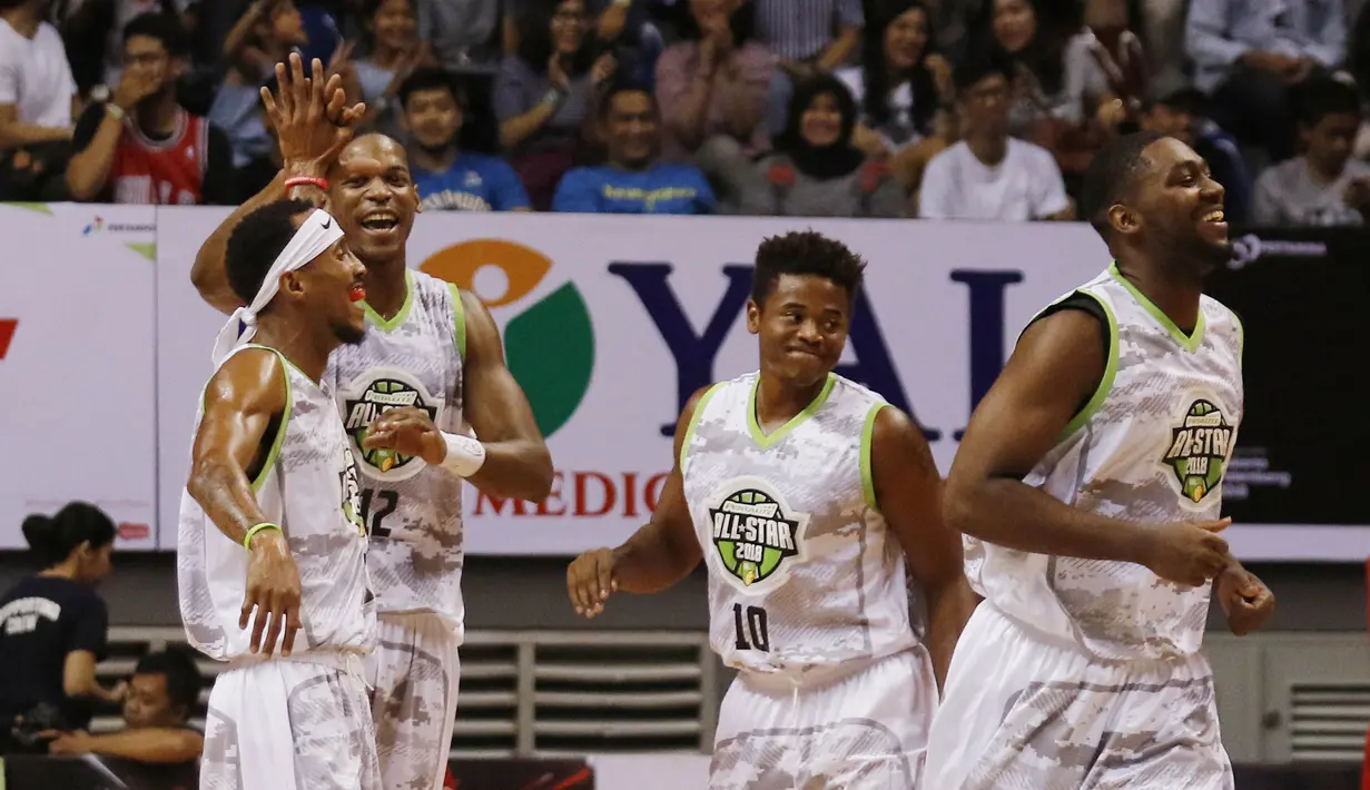 Pebasket Pelita Jaya, Chester Giles, merayakan kemenangan pada laga IBL All Star di Britama Arena, Jakarta, Minggu (7/1/2018). Dirinya menjadi MVP IBL All Star setelah menorehkan 40 poin dan 10 rebound. (Bola.com/M Iqbal Ichsan)