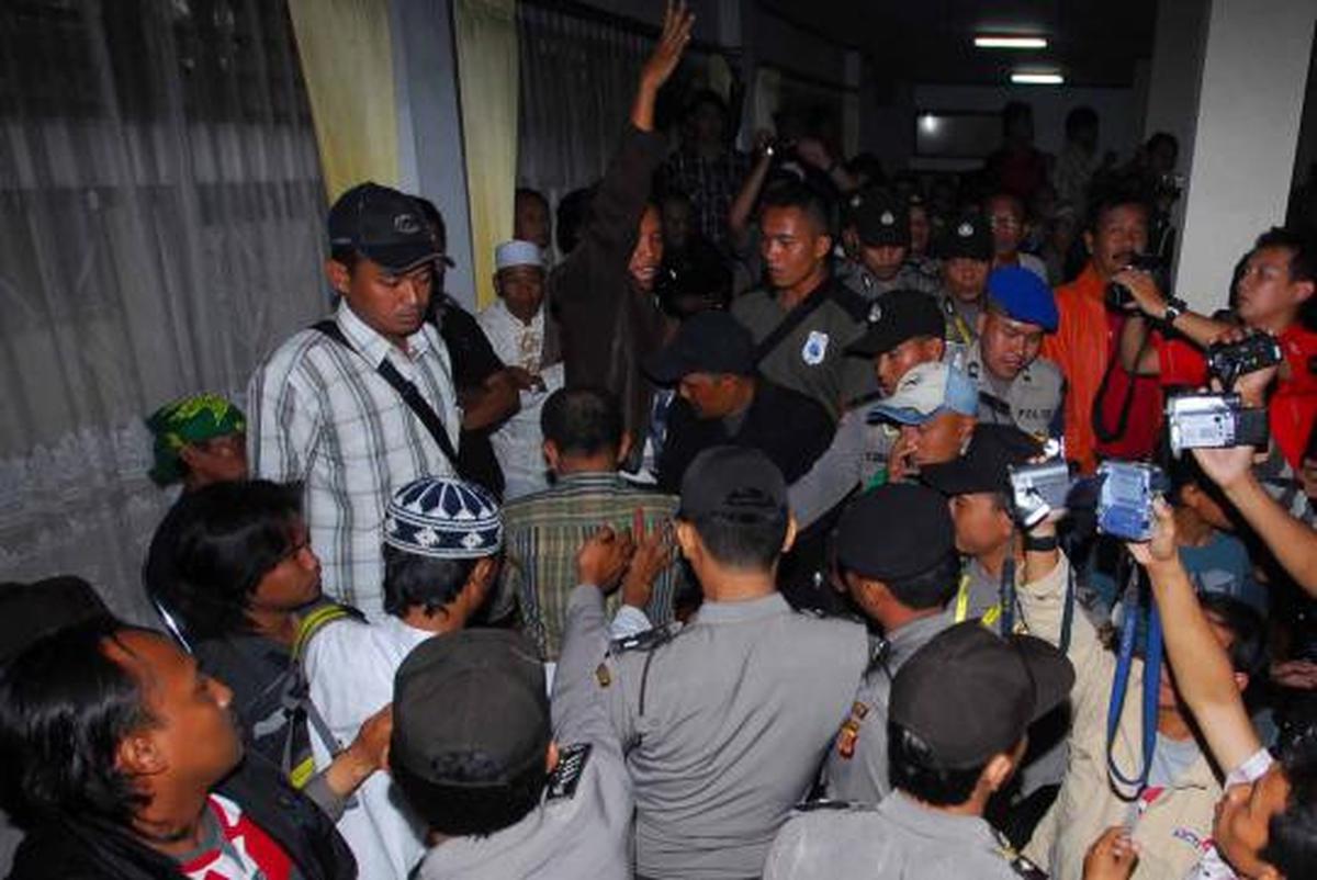 Sidang Aceng ditunda, warga marah-marah di gedung DPRD Garut