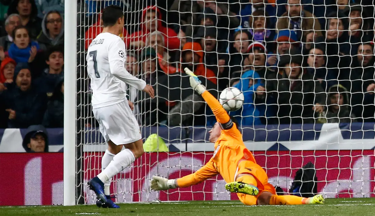 Kiper Wolfsburg, Diego Benaglio gagal menghalau bola tendangan gelandang Real Madrid, Cristiano Ronaldo di leg kedua liga Champions di Santiago Bernabeu, Spanyol (13/4). Madrid menang atas Wolfsburg dengan skor 3-0. (Reuters/Sergio Perez)