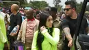 Kim Kardashian dan sang putri, North West menuju sebuah kendaraan setelah bersama suaminya, Kanye West mengunjungi Kampung Anak UWESCO di Masulita, Uganda, Selasa (16/10). UWESO merupakan desa untuk menampung anak-anak yatim piatu. (AP/Stephen Wandera)