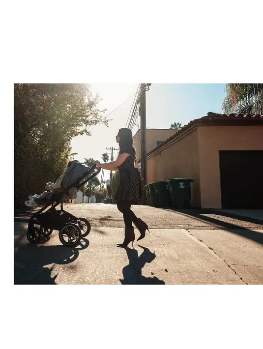 Dipadu dengan stocking hitam, Nikita Willy tak ragu dorong stroller putranya dengan tampilan feminin edgy [@reynaldibunjamin]