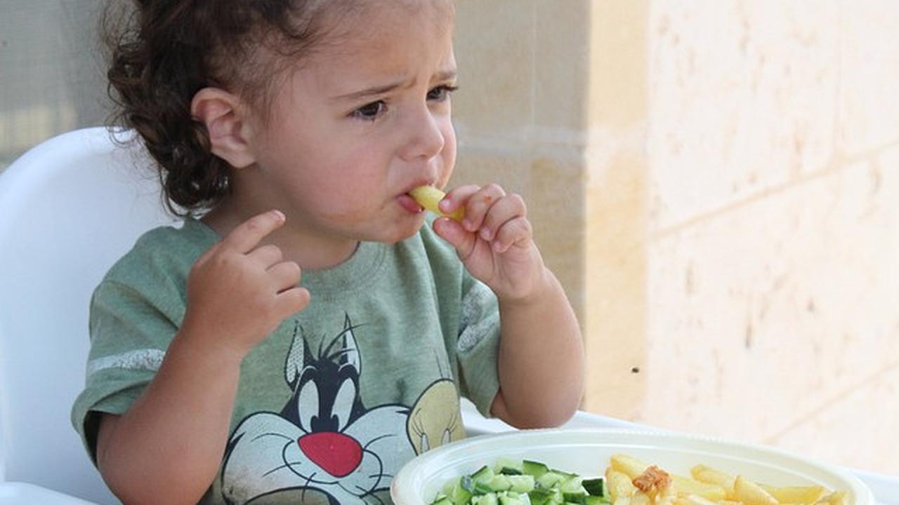 Cara Menghentikan Kebiasaan Anak Mengemut Makanan, Ketahui Penyebabnya
