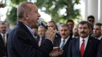 Presiden Turki Recep Tayyip Erdogan berbicara usai menunaikan salat gaib untuk mantan Presiden Mesir Mohammed Morsi di Masjid Fatih, Istanbul, Selasa (18/6/2019). Erdogan mengutuk otoritas Mesir yang memakamkan Morsi secara diam-diam. (AP Photo/Emrah Gurel)
