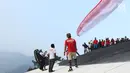 Atlet Paralayang Indonesia bersiap melakukan start saat latihan terbang nomor Cross Country di kawasan Puncak, Cianjur, Jawa Barat, Kamis (26/7). Latihan ini mematangkan persiapan jelang laga Asian Games 2018. (Liputan6.com/Helmi Fithriansyah)