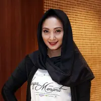 Beberapa kali Della Puspita meneteskan air mata, ketika mendengar anak yang memiliki keterbatasan pengelihatan tapi bisa menghafal Alquran. (Nurwahyunan/Bintang.com)