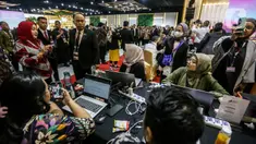 Menteri Komunikasi dan Informatika (Menkominfo) Budi Arie Setiadi meninjau Media Center KTT ke-43 ASEAN di Jakarta Convention Center (JCC), Selasa (5/9/2023). Kementerian Komunikasi dan Informatika menyiapkan jaringan internet berkapasitas 1,5 gigabyte per second (gbps) yang terpasang di 240 komputer workstation. (Liputan6.com/Faizal Fanani)