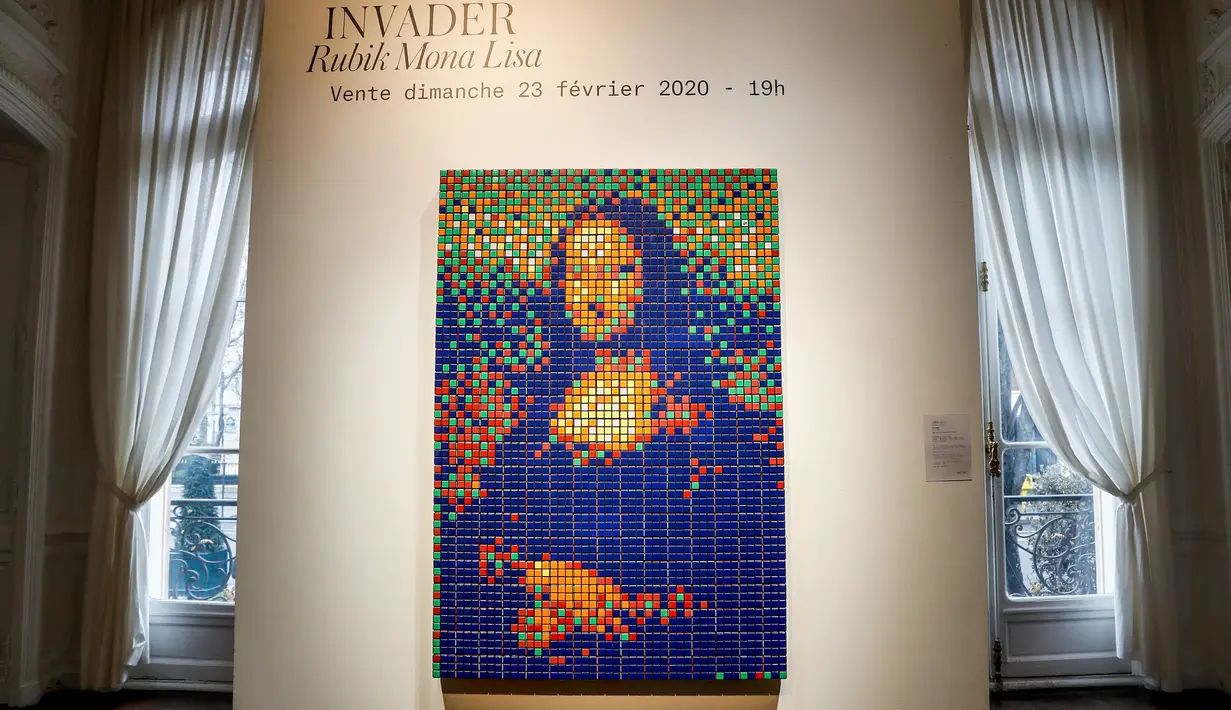 Seni jalanan berjudul Rubik Mona Lisa dipajang di rumah lelang Artcurial, Paris, Prancis, Senin (3/2/2020). Karya seni buatan seniman Prancis Invader tersebut akan dilelang pada 23 Februari mendatang. (FRANCOIS GUILLOT/AFP)