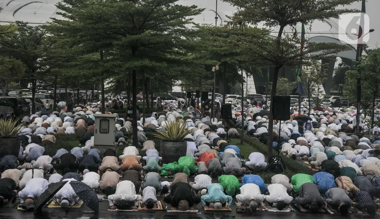Jemaah Muhammadiyah saat menunaikan Salat Idul Fitri 1444 H di halaman Jakarta International Equestrian Park, Pulomas, Jakarta Timur, Jumat (21/4/2023). (merdeka.com/Iqbal S Nugroho)