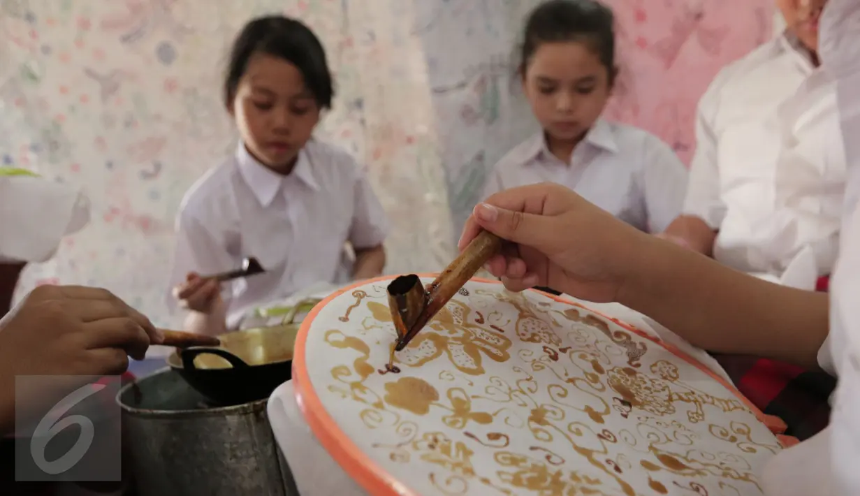 Murid  SD Tarakanita 2 belajar proses membuat batik di Museum Tekstil, Jakarta,  Jumat (2/10/2015). Peringatan hari batik tersebut menjadi pembelajar sejak dini bagi siwa sisiwi tersebut untuk belajar membatik. (Liputan6.com/Angga Yuniar)