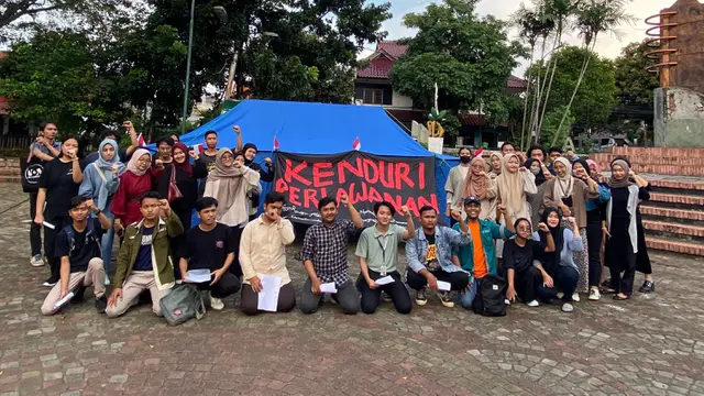 Salah satu kelompok mahasiswa dari Universitas Negeri Jakarta (UNJ) juga bereaksi. Mereka mendirikan posko yang dinamai Tenda Kenduri Perlawanan.