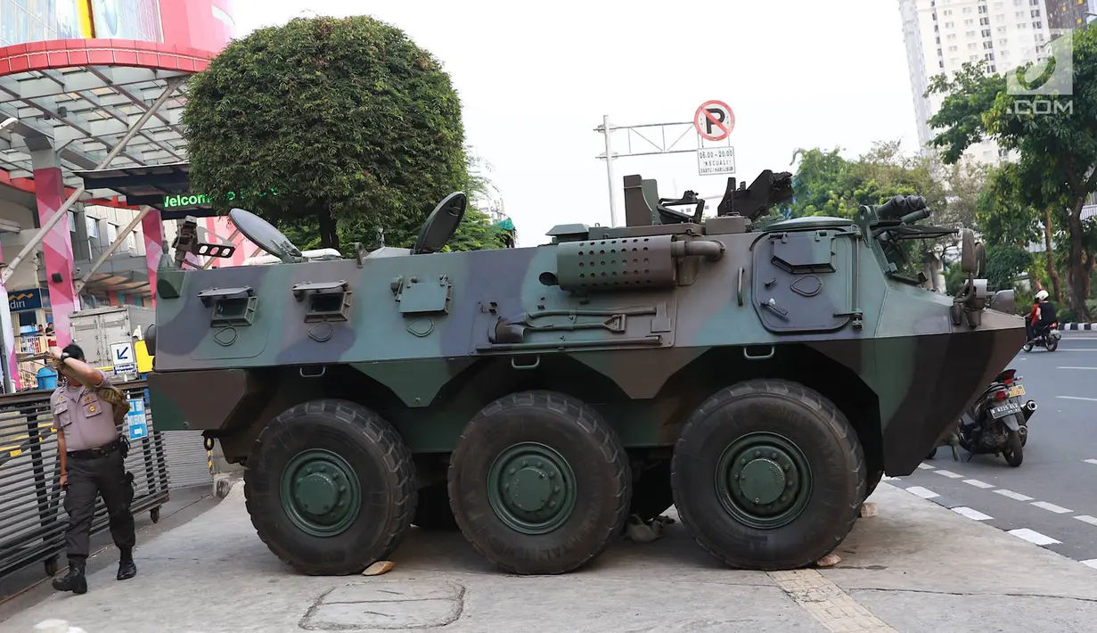 Panser Anoa terparkir di pusat perbelanjaan kawasan Glodok, Jakarta, Kamis (27/6/2019). TNI dan Polri mengamankan sejumlah pusat perbelanjaan di Jakarta guna mengantisipasi hal yang tidak diinginkan saat pembacaan putusan sidang sengketa Pilpres 2019. (Liputan6.com/Immanuel Antonius)