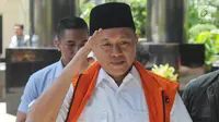 Bupati Lampung Tengah Mustafa memakai rompi tahanan tiba di gedung KPK, Jakarta, Kamis (15/3). Mustafa diperiksa sebagai tersangka terkait kasus dugaan suap untuk pinjaman daerah pada APBD Lampung Tengah 2018. (Merdeka.com/Dwi Narwoko)