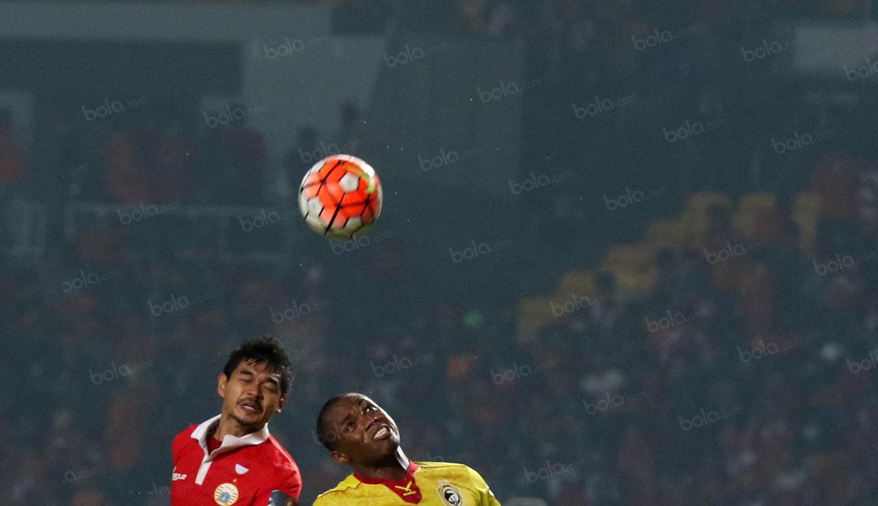 Pemain Persija, Bambang Pamungkas (kiri) berduel dengan pemain Sriwijaya FC pada laga Torabika SC 2016 di Stadion Utama Gelora Bung Karno, Jakarta (24/6/2016). (Bola.com/Nicklas Hanoatubun)