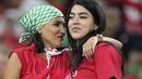 Dua fans wanita Maroko menunggu dimulainya pertandingan grup F Piala Dunia 2022 antara Kanada dan Maroko di Stadion Al Thumama di Doha, Qatar, Kamis, 1 Desember 2022. (AP Photo/Pavel Golovkin)