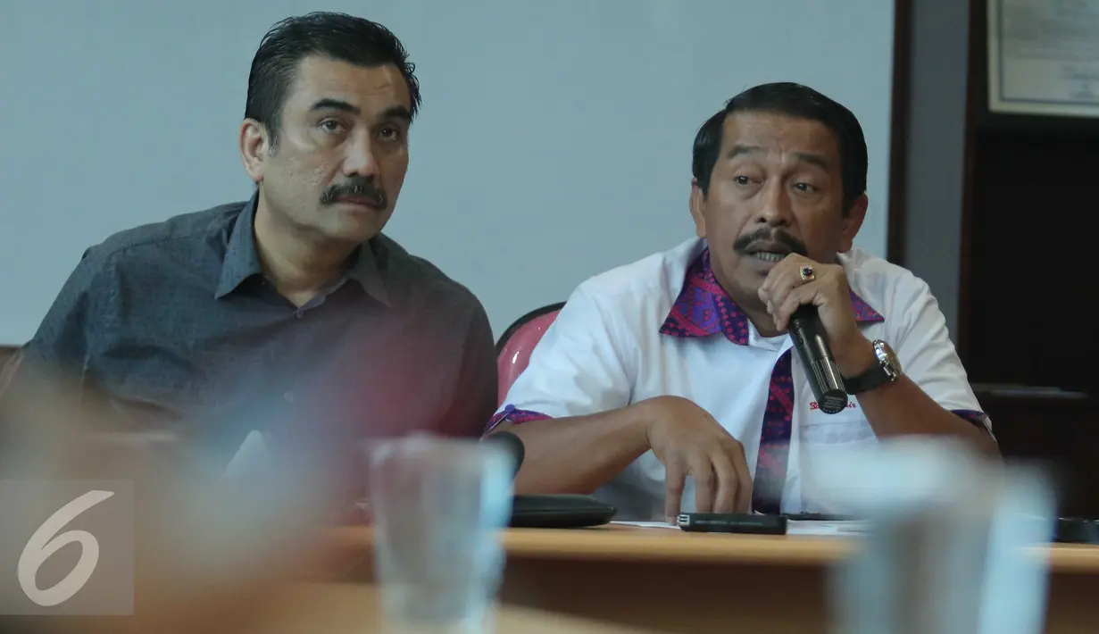 Edward Sirait (kanan) meyakini bahwa pilot pesawat Batik Air tak bersalah, terkait insiden tabrakan dengan pesawat Trans Nusa. Sebab, pilot pesawat Batik Air sudah mendapat izin take off, Jakarta, Selasa (5/4). (Liputan6.com/Angga Yuniar)