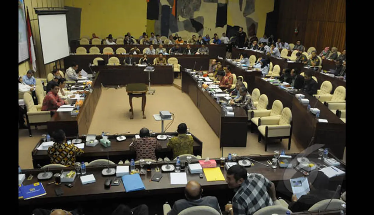 Komisi II DPR bersama Kemendagri dan Kemenkumham  menggelar raker terkait Perppu Pilkada dan Perppu Pemda serta mendengarkan pandangan fraksi-fraksi dan DPD RI terkait kedua Perppu tersebut, Jakarta, Senin (19/1/2015). (Liputan6.com/Andrian M Tunay)
