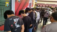 8 pemuda ditangkap usai terlibat terung bebas jalanan di Makassar (Liputan6.com/Fauzan)