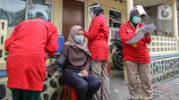 Petugas medis mengecek kesehatan warga sebelum divaksin COVID-19 di Bogor, Jawa Barat, Rabu (14/7/2021). BIN menggelar vaksinasi Covid-19 secara door to door kepada warga di 14 provinsi dan menyasar 19.000 warga. (Liputan6.com/Faizal Fanani)