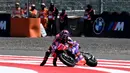 Jorge Martin juga berhasil mengalahkan catatan waktu Enea Bastianini saat latihan MotoGP Indonesia 2024 pada Jumat (27/9/2024) dengan 1 menit 29.630 detik. (SONNY TUMBELAKA/AFP)