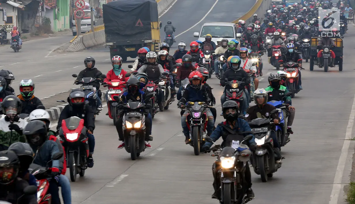 Sejumlah pemudik bersepeda motor melintasi Jalur Pantura Indramayu - Cirebon, Jawa Barat, Jumat (23/6). Pada H-2 lebaran, jumlah kendaraan pemudik yang melintas di Jalur Pantura Indramayu didominasi oleh kendaraan roda dua. (Liputan6.com/Johan Tallo)