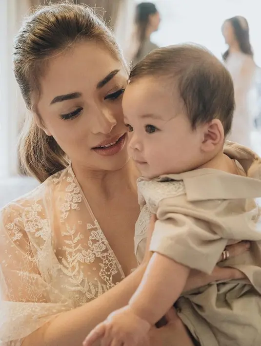 Nikita Willy tampak cantik mengenakan outer brokat dress berwarna nude dari Sapto Djojokartiko. Dengan rambut yang diikat, Nikita Willy tampil memesona. (instagram/nikitawillyofficial94)