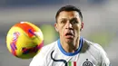 Pemain Inter Milan Alexis Sanchez melihat bola saat melawan Atalanta pada pertandingan sepak bola Liga Italia di Stadion Gewis, Bergamo, Italia, 16 Januari 2022. Pertandingan berakhir imbang 0-0. (Spada/LaPresse via AP)