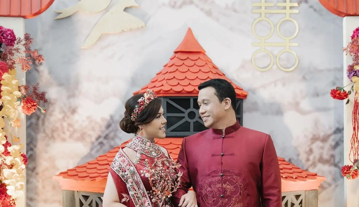 Tina Toon baru saja melaksanakan prosesi sangjit bersama kekasihnya. Mantan artis cilik ini memilih tema merah untuk prosesi sangjitnya, mulai dari dekorasi hingga cheongsam bernuansa megah nan mewah. Foto: Instagram.