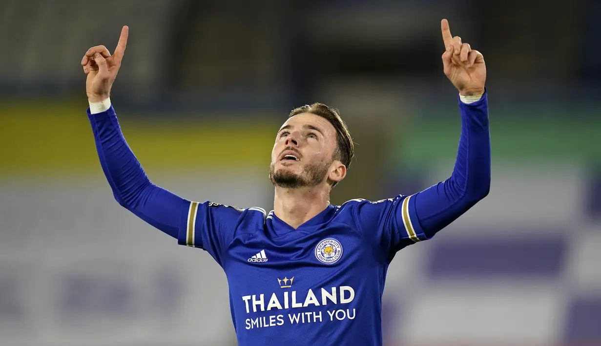 Gelandang Leicester City, James Maddison melakukan selebrasi usai mencetak gol pertama timnya ke gawang Southampton dalam laga lanjutan Liga Inggris 2020/21 pekan ke-18 di King Power Stadium, Sabtu (16/1/2021). Leicester City menang 2-0 atas Southampton. (AFP/Tim Keeton/Pool)