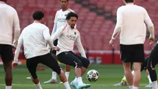 Pemain bertahan Paris Saint-Germain (PSG) asal Brasil, Marquinhos (tengah) saat mengikuti sesi latihan di Stadion Emirates, London, pada 28 April 2025. (FRANCK FIFE/AFP)