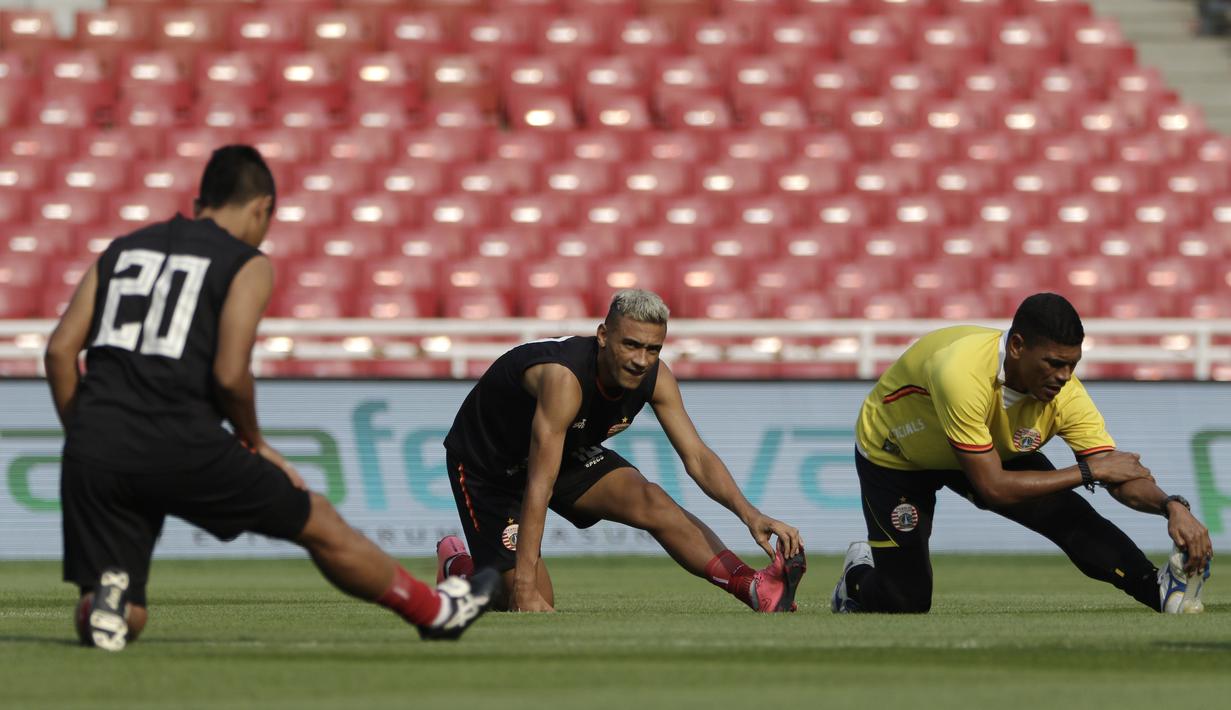 Pemain Persija Jakarta, Bruno Matos, melakukan pemanasan saat latihan di SUGBK, Jakarta, Jumat (2/8). Jelang menghadapi Arema FC, Macan Kemayoran gelar latihan tertutup. (Bola.com/YoppyRenato)