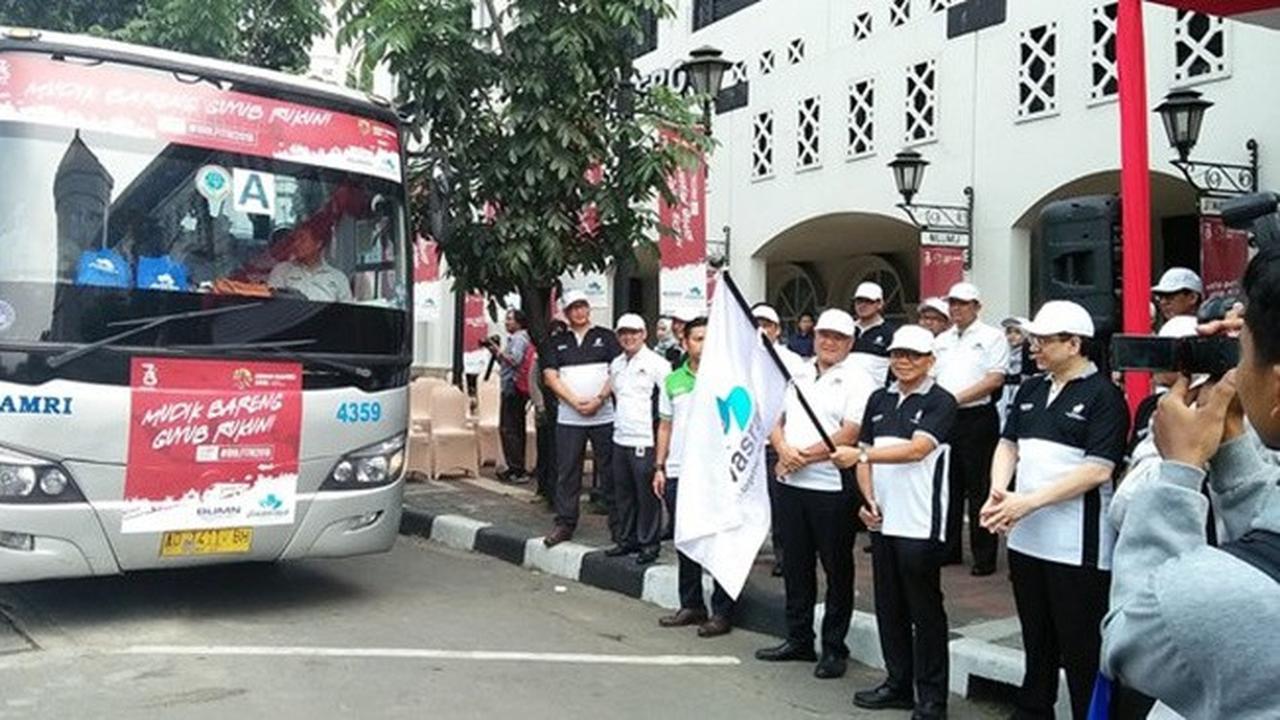 Direktur Jiwasraya Asmawi Syam berangkatkan pemudik gratis. ©2018 Merdeka.com/Dwi Aditya Putra